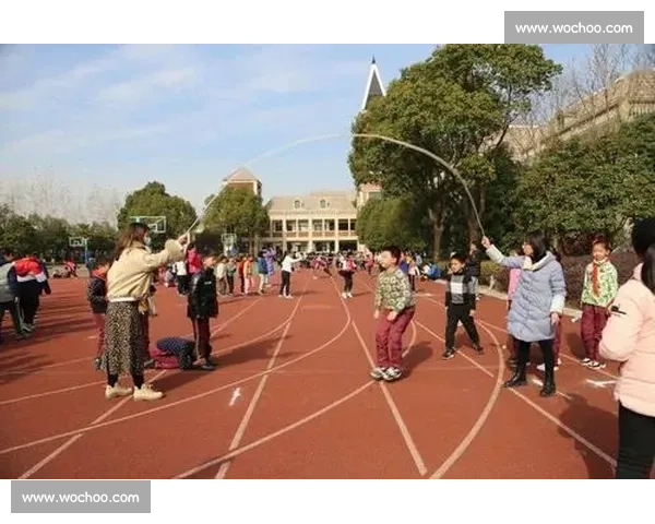 小学生在阳光下奋力跳绳比赛的精彩瞬间与欢乐场景