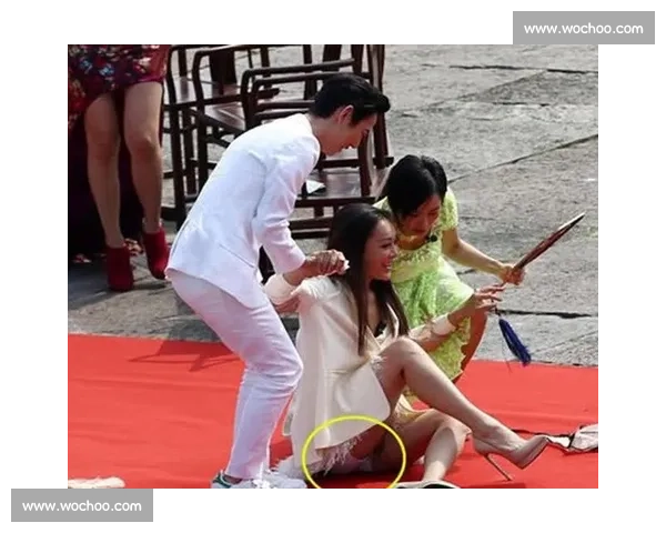 性感对决现场 美女摔跤比拼意外走光引关注